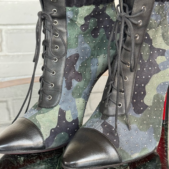 Christian Louboutin
Suede Camouflage Print Lace-Up Boots - Picture 8 of 11